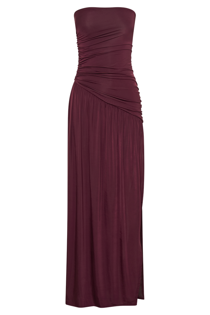 Selvara – Gerafftes Abendkleid in Bordeaux