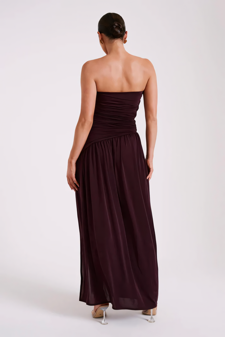 Selvara – Gerafftes Abendkleid in Bordeaux