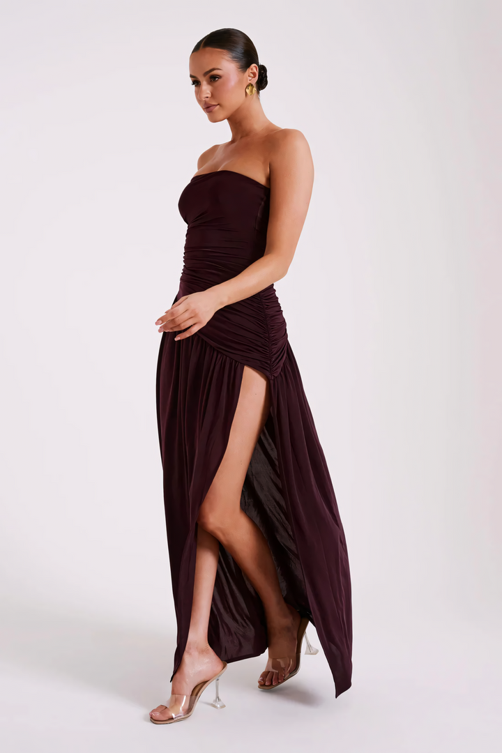 Selvara – Gerafftes Abendkleid in Bordeaux