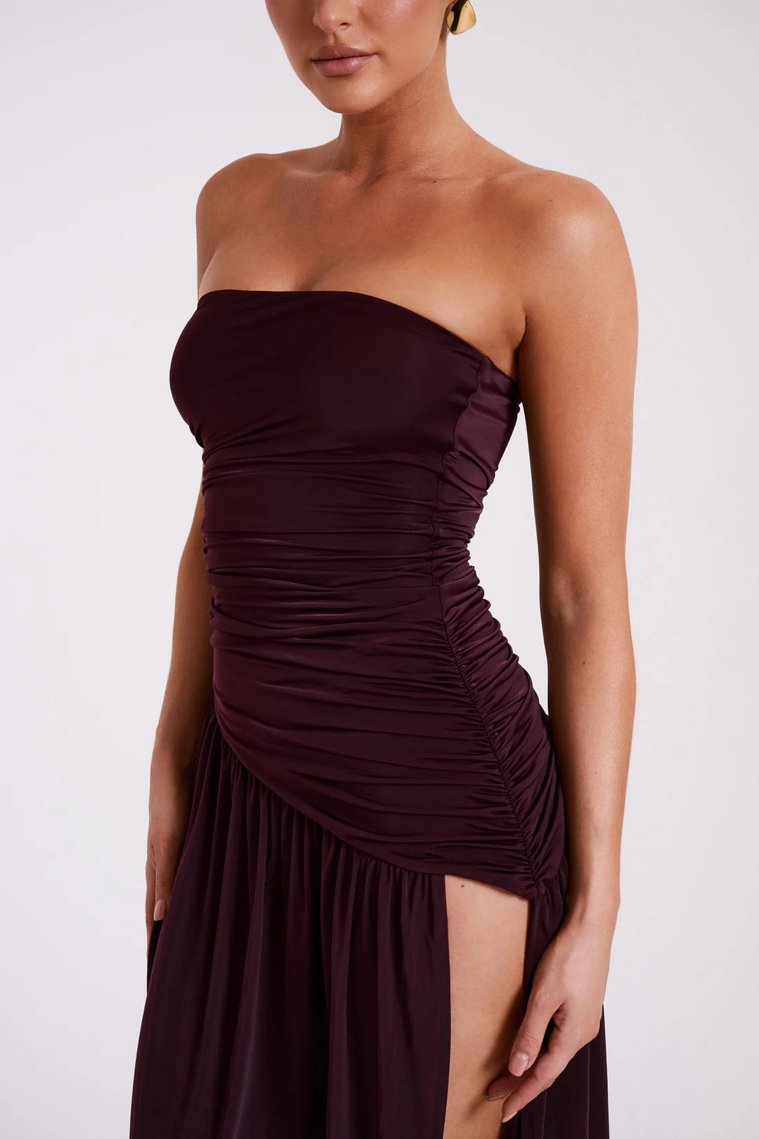 Selvara – Gerafftes Abendkleid in Bordeaux
